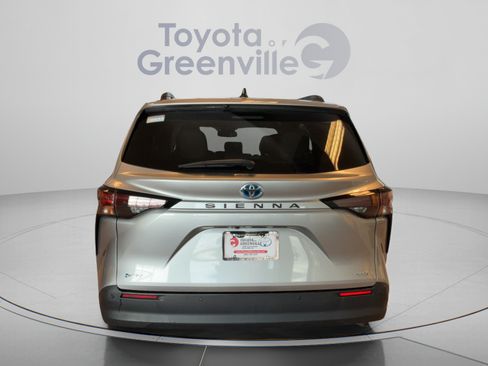 Certified 2025 Toyota Sienna XLE FWD image 5