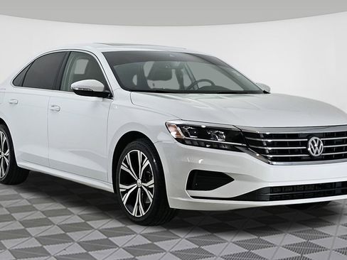 Used 2021 Volkswagen Passat 2.0T SE image 1