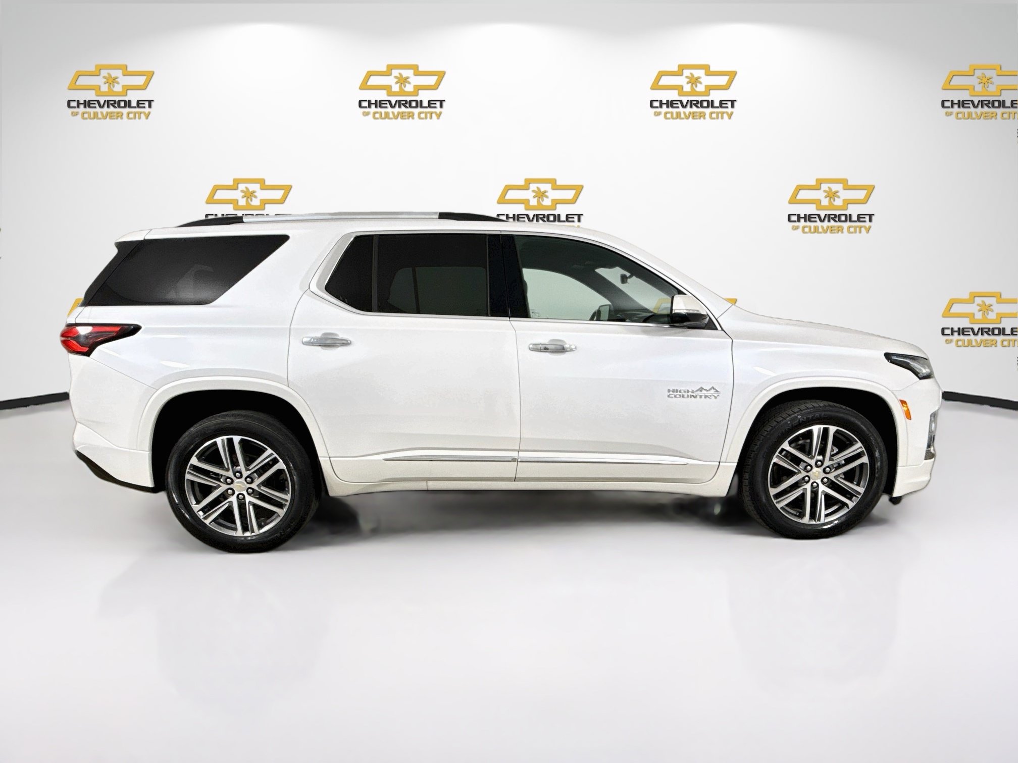 Used 2023 Chevrolet Traverse High Country FWD image 9