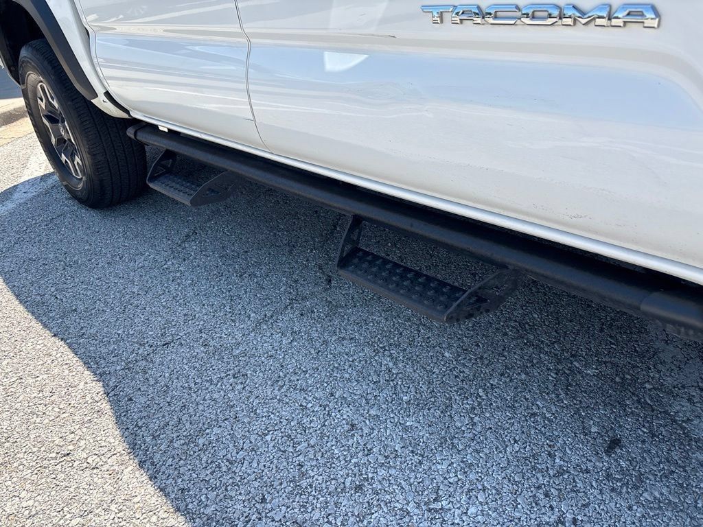 Used 2021 Toyota Tacoma TRD Off-Road w/ TRD Premium Off Road Package AWD/4WD image 15