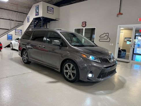 Used 2019 Toyota Sienna SE Premium image 40
