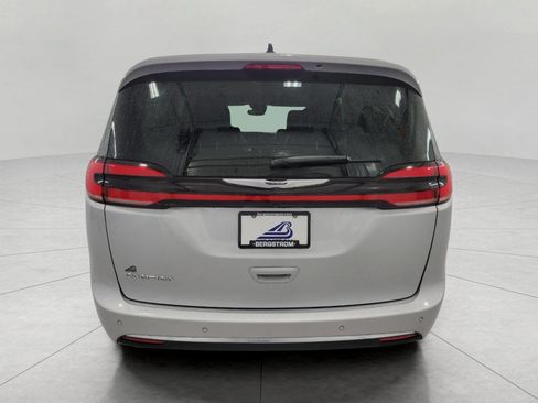Used 2024 Chrysler Pacifica Touring-L image 25