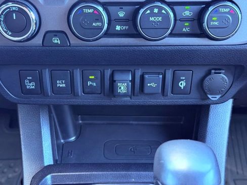 Used 2021 Toyota Tacoma TRD Off-Road w/ Technology Package AWD/4WD image 37