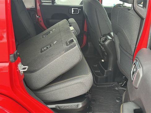 Used 2025 Jeep Wrangler Unlimited Sahara image 31