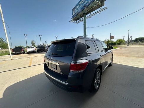 Used 2012 Toyota Highlander Limited w/ Tow Pkg FWD image 5