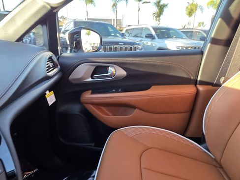 New 2026 Chrysler Pacifica Pinnacle image 14