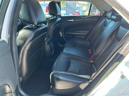 Used 2019 Chrysler 300 Limited RWD image 6