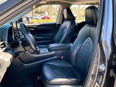 Used 2021 Toyota Highlander XLE image 8