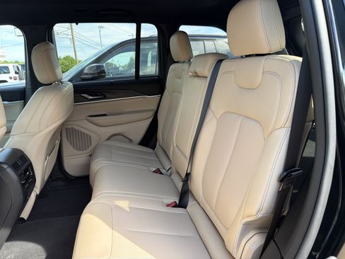 Certified 2025 Jeep Grand Cherokee Limited w/ Luxury Tech Group II AWD/4WD image 11
