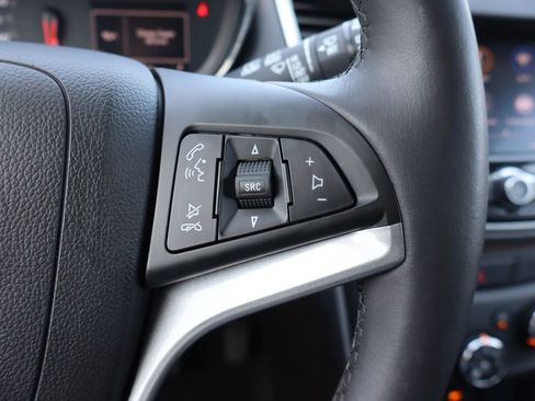 Used 2022 Chevrolet Trax LT w/ LT Convenience Package AWD/4WD image 8