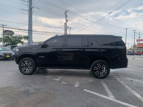 Used 2024 GMC Yukon XL AT4 w/ Technology Package image 3