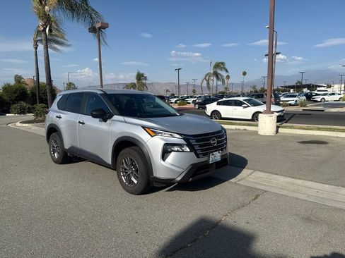 Used 2024 Nissan Rogue S AWD/4WD image 2