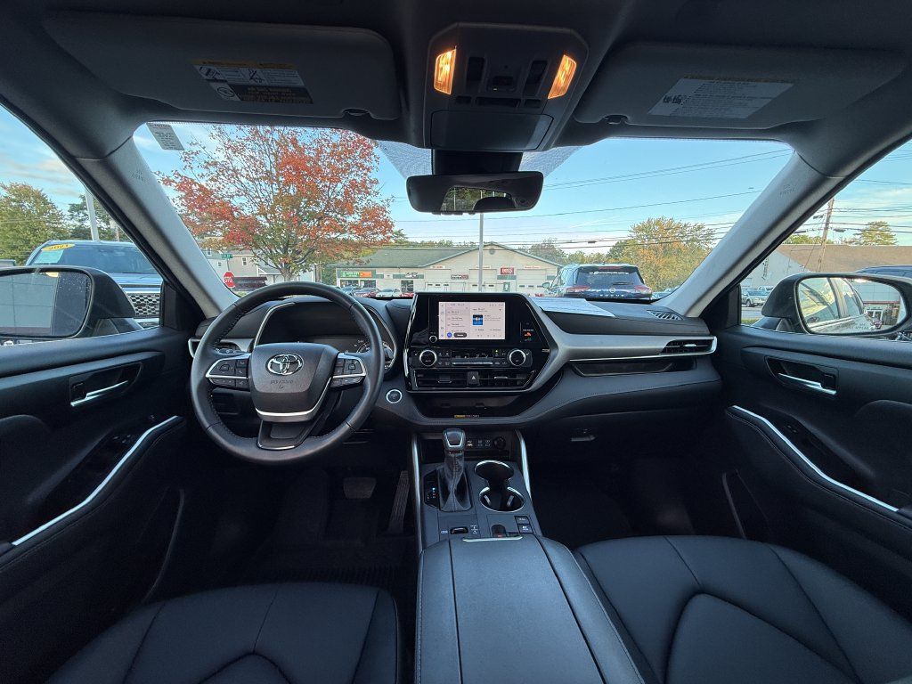 Certified 2026 Toyota Highlander XLE AWD/4WD image 12