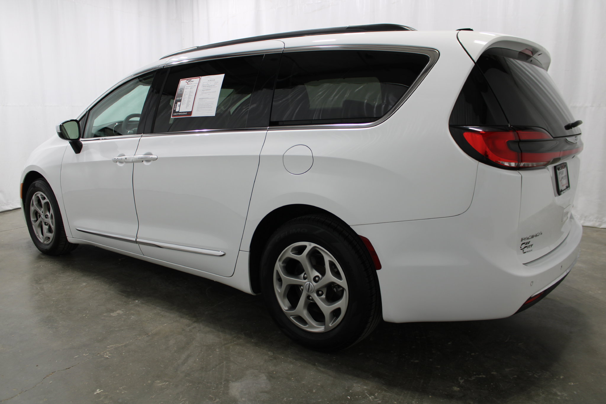 Used 2023 Chrysler Pacifica Limited FWD image 8