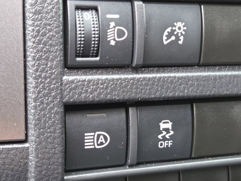 Used 2025 Toyota Tacoma SR5 AWD/4WD image 28