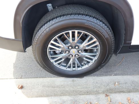 Used 2025 Chevrolet Traverse LT FWD image 39