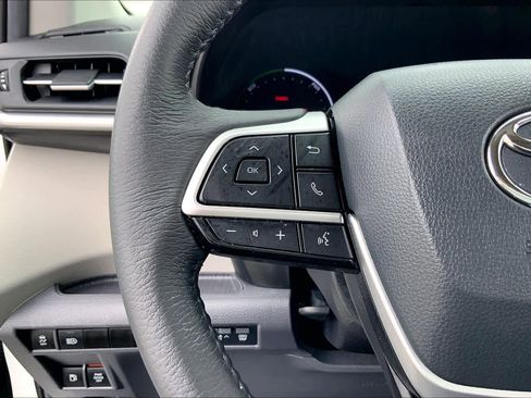 Certified 2024 Toyota Sienna XLE FWD image 23