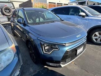 Used 2023 Kia Niro SX Touring video 2