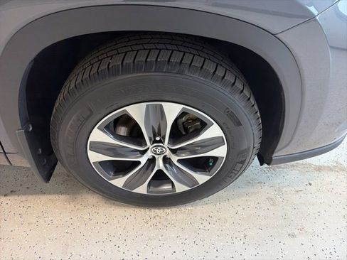 Used 2020 Toyota Highlander XLE image 10