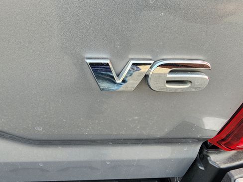 Used 2016 Toyota Tacoma TRD Off-Road AWD/4WD image 10