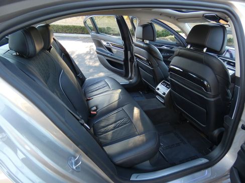 Used 2020 BMW 750i xDrive w/ Executive Package image 35