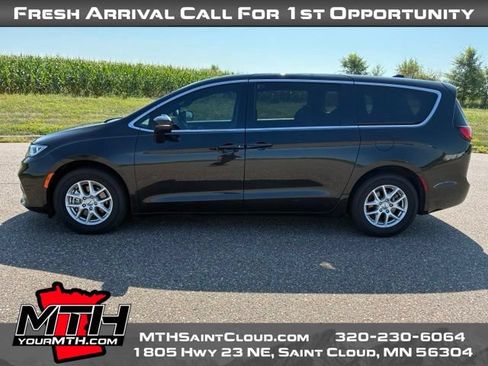 Used 2023 Chrysler Pacifica Touring FWD image 5