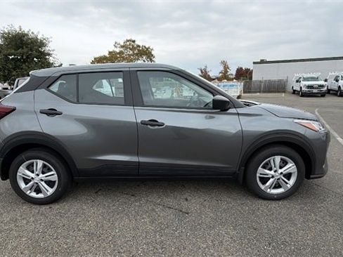 New 2025 Nissan Kicks Play S image 3