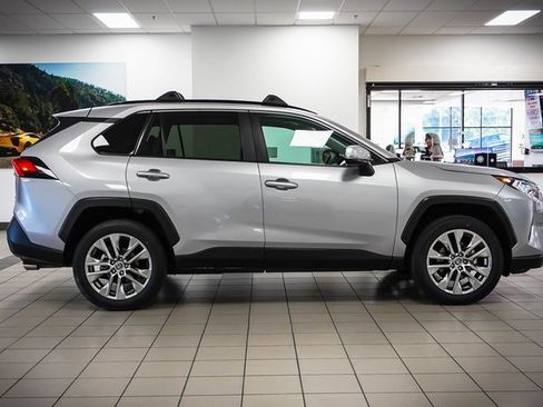 Used 2021 Toyota RAV4 XLE Premium image 5