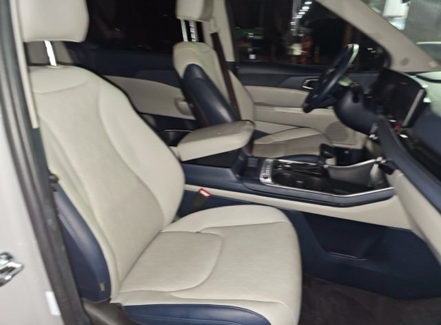 Used 2025 Kia Carnival SX FWD image 10