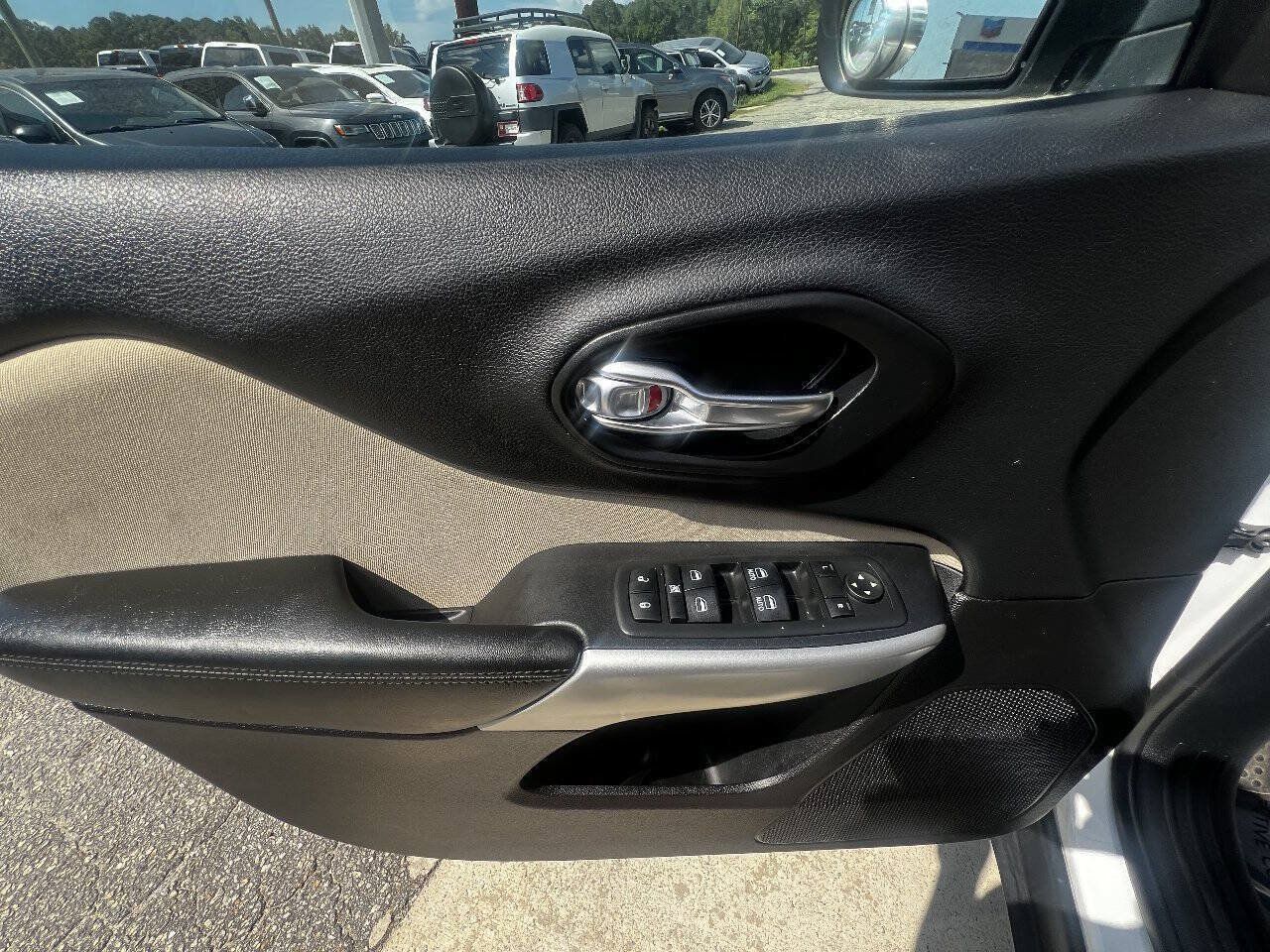 Used 2017 Jeep Cherokee Latitude w/ Comfort & Sound Group FWD image 17