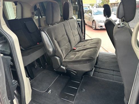 Used 2018 Dodge Grand Caravan SE w/ UConnect Hands-Free Group image 11