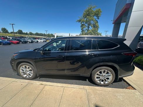 Used 2023 Toyota Highlander Limited AWD/4WD image 2