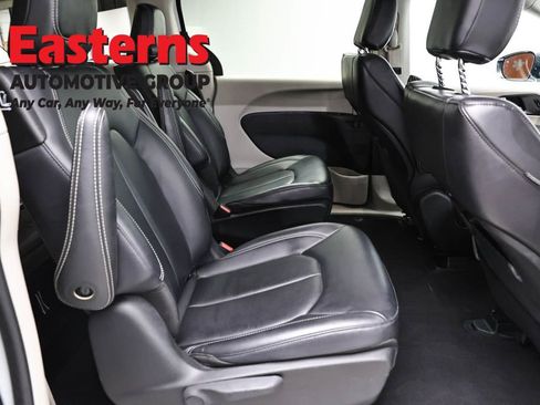 Used 2024 Chrysler Pacifica Select image 23