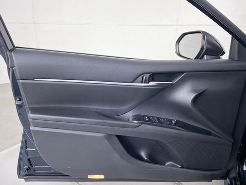 Used 2018 Toyota Camry LE image 10