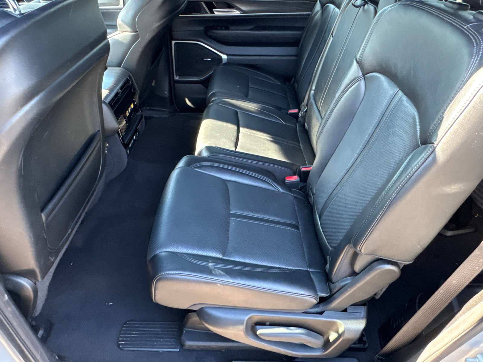 Used 2024 Jeep Wagoneer L Series II w/ Flexible Seating Group AWD/4WD image 20