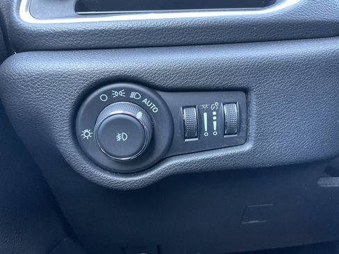 Used 2025 Chrysler Pacifica Limited image 47