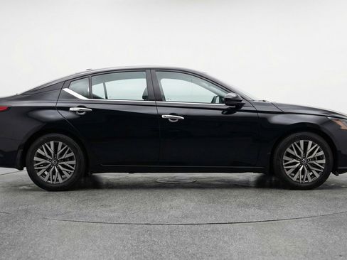 Used 2025 Nissan Altima 2.5 SV image 11