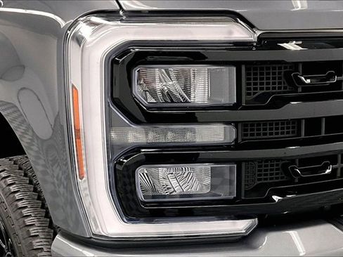 Used 2024 Ford F250 Lariat w/ Black Appearance Package image 32