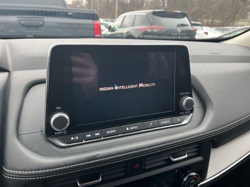 Used 2025 Nissan Rogue SV image 17