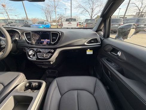 New 2026 Chrysler Pacifica Select image 15