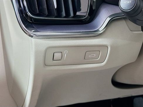 Used 2020 Volvo S60 T6 Momentum image 11