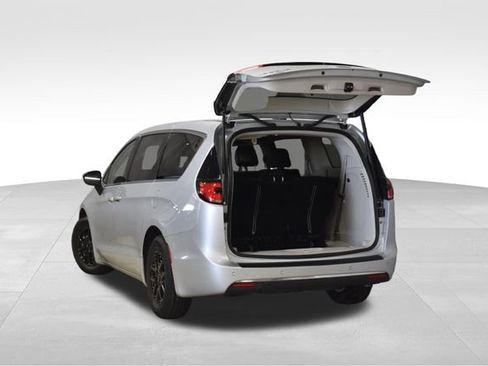 Used 2024 Chrysler Pacifica Touring-L image 38