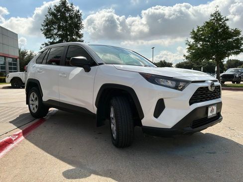 Used 2022 Toyota RAV4 LE FWD image 4