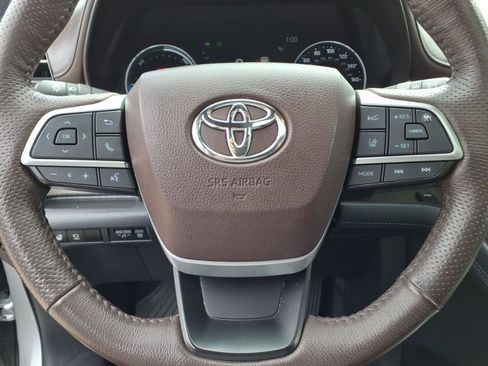 Used 2022 Toyota Sienna Platinum AWD/4WD image 22