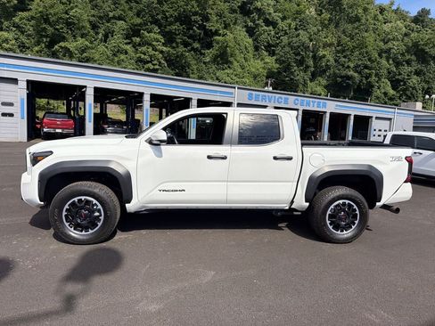 Used 2024 Toyota Tacoma TRD Off-Road AWD/4WD image 9