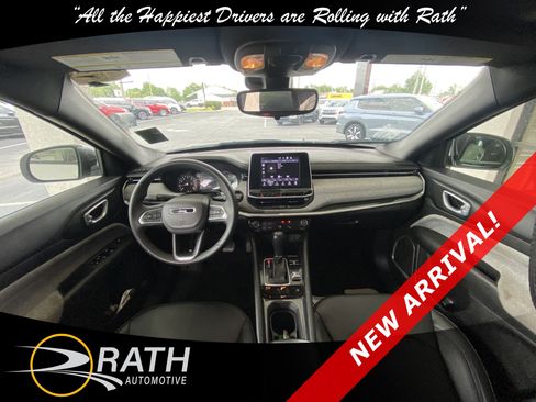 Used 2025 Jeep Compass Latitude AWD/4WD image 16