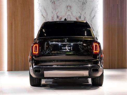 Used 2023 Rolls-Royce Cullinan image 3