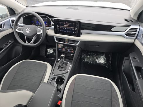 New 2026 Volkswagen Taos SE FWD image 17