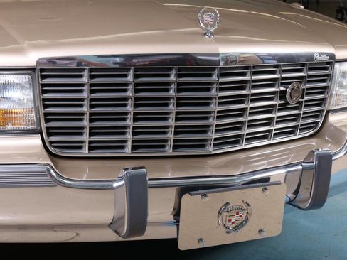 Used 1994 Cadillac Fleetwood Brougham RWD image 7