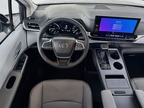 Used 2025 Toyota Sienna XLE FWD image 24